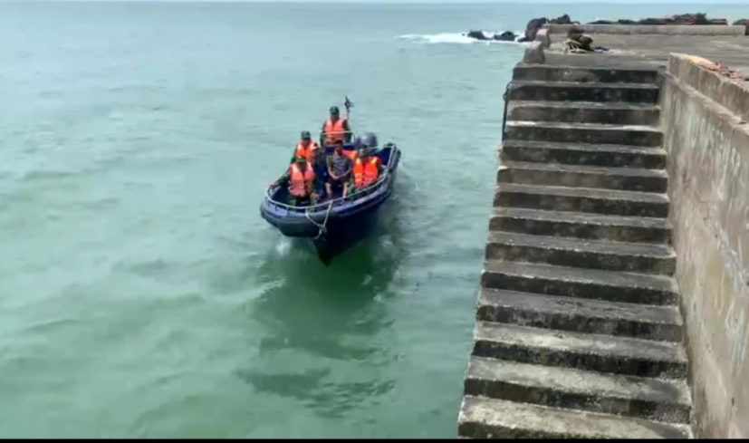 Đắm t&agrave;u ở biển C&ocirc; T&ocirc;, ba ngư d&acirc;n may mắn được bộ đội bi&ecirc;n ph&ograve;ng cứu, đưa v&agrave;o nơi an to&agrave;n - Ảnh 2.