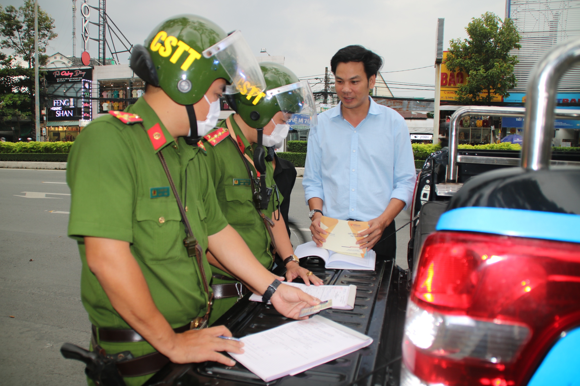 Xử l&yacute; t&igrave;nh trạng đỗ xe tải dưới l&ograve;ng đường b&aacute;n h&agrave;ng sau phản &aacute;nh B&aacute;o Giao th&ocirc;ng - Ảnh 1.