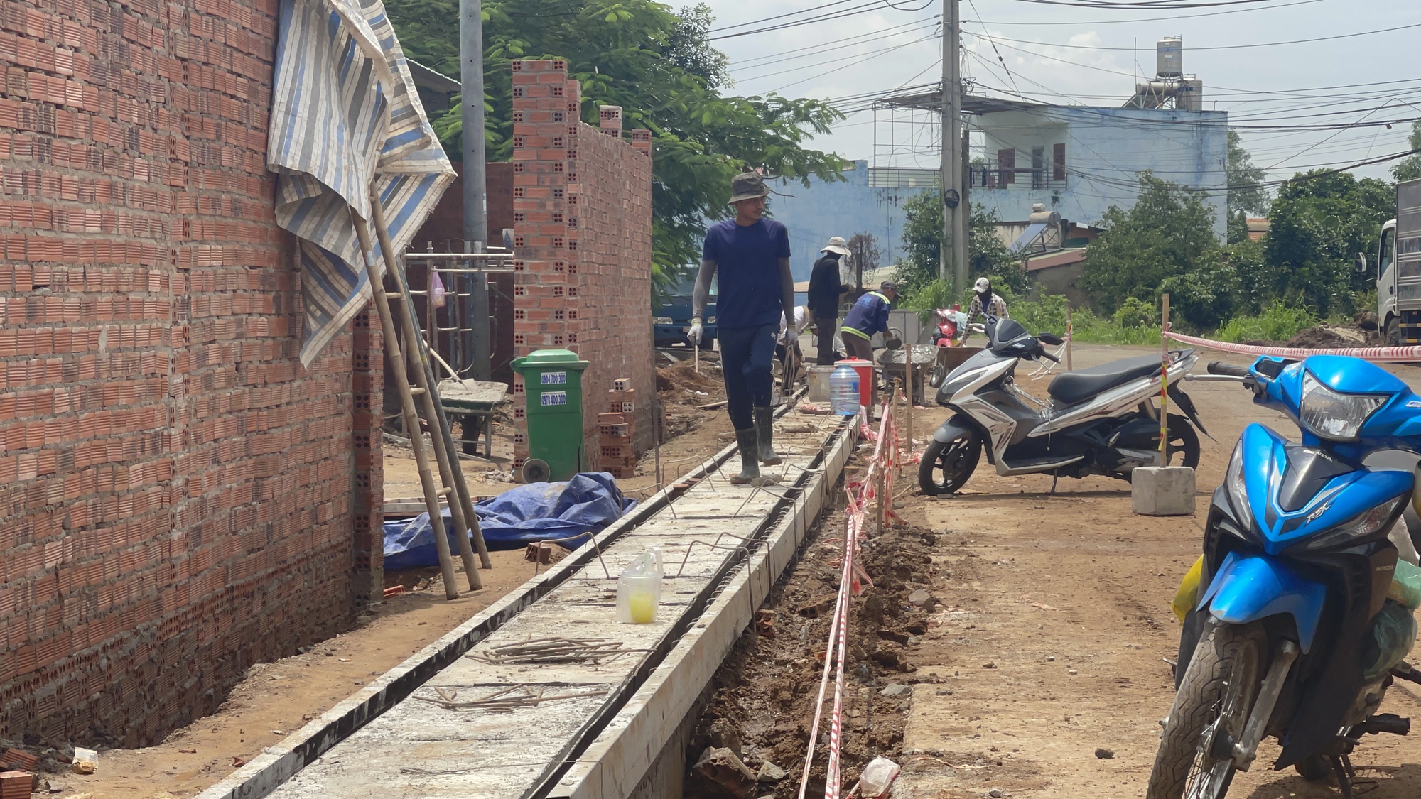 Chủ đầu tư dự &aacute;n n&acirc;ng cấp đường 10 tỷ khẳng định thi c&ocirc;ng mương tho&aacute;t nước đ&uacute;ng thiết kế - Ảnh 1.