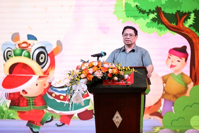 Thủ tướng vui Tết Trung thu c&ugrave;ng c&aacute;c bệnh nhi Viện Huyết học - Truyền m&aacute;u TƯ - Ảnh 1.