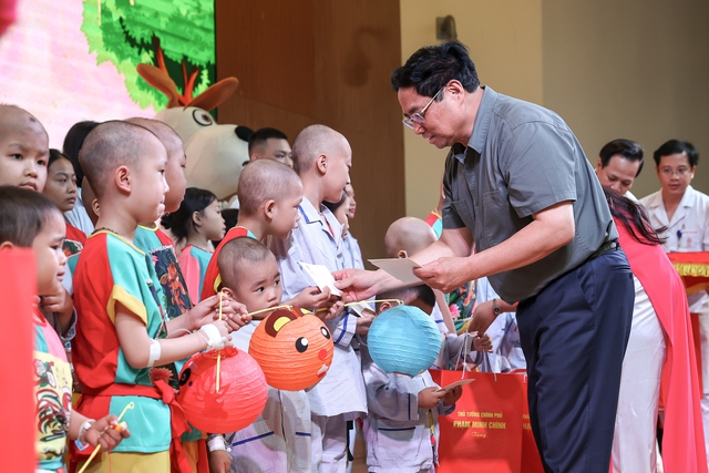 Thủ tướng vui Tết Trung thu c&ugrave;ng c&aacute;c bệnh nhi Viện Huyết học - Truyền m&aacute;u TƯ - Ảnh 2.