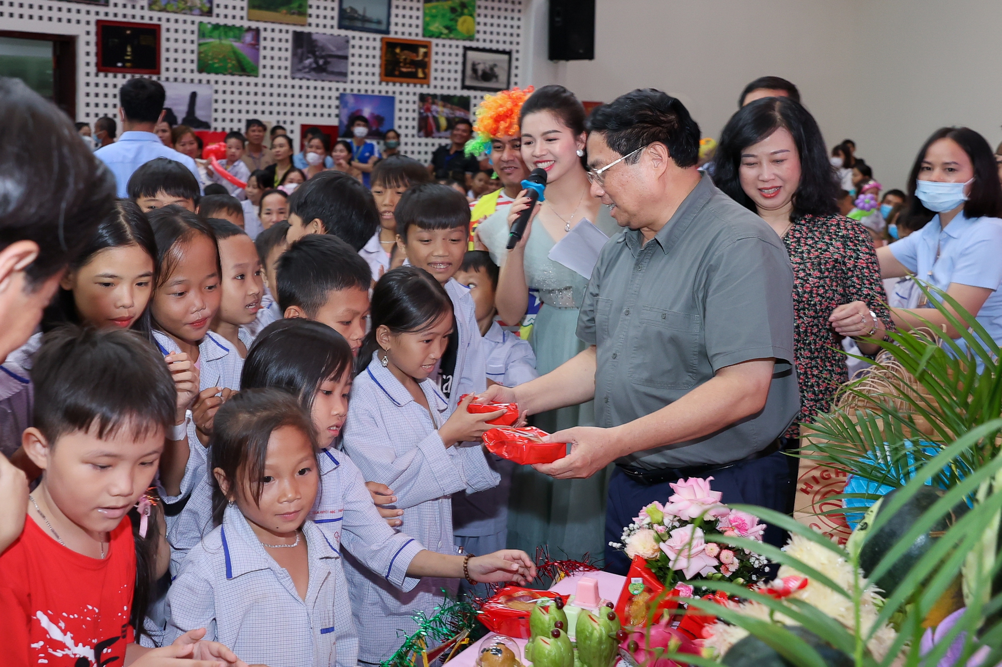 Thủ tướng vui Tết Trung thu c&ugrave;ng c&aacute;c bệnh nhi Viện Huyết học - Truyền m&aacute;u TƯ - Ảnh 3.