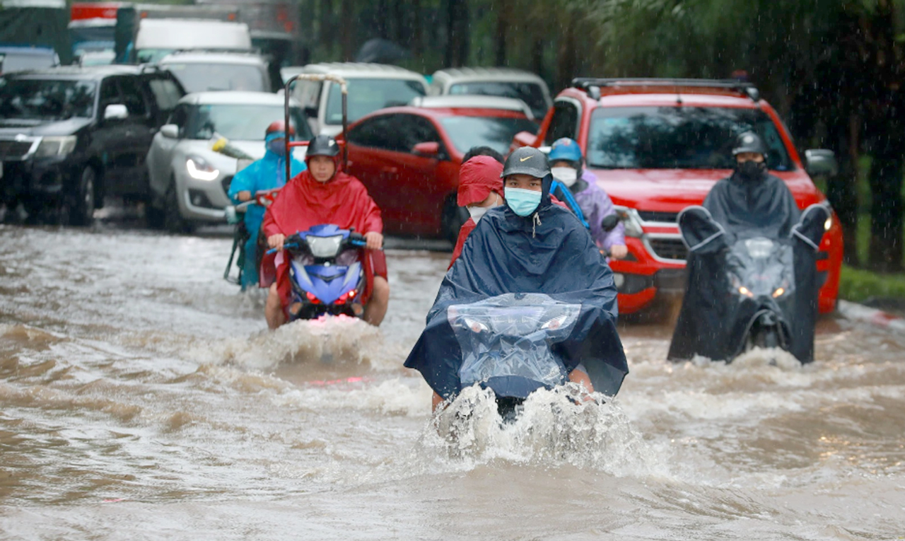 Mưa ngập, n&ecirc;n cho l&agrave;m việc online - Ảnh 1.