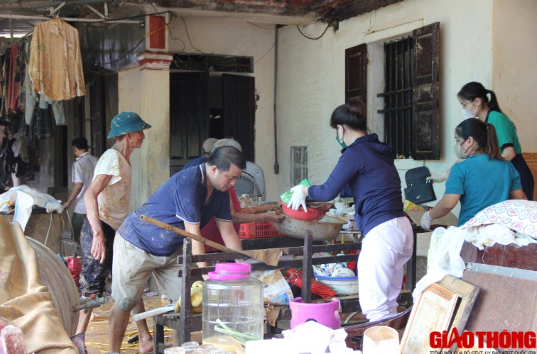 Mưa lũ ho&agrave;nh h&agrave;nh: Nhiều nơi nước ngập nửa nh&agrave;, giao th&ocirc;ng chia cắt - Ảnh 5.