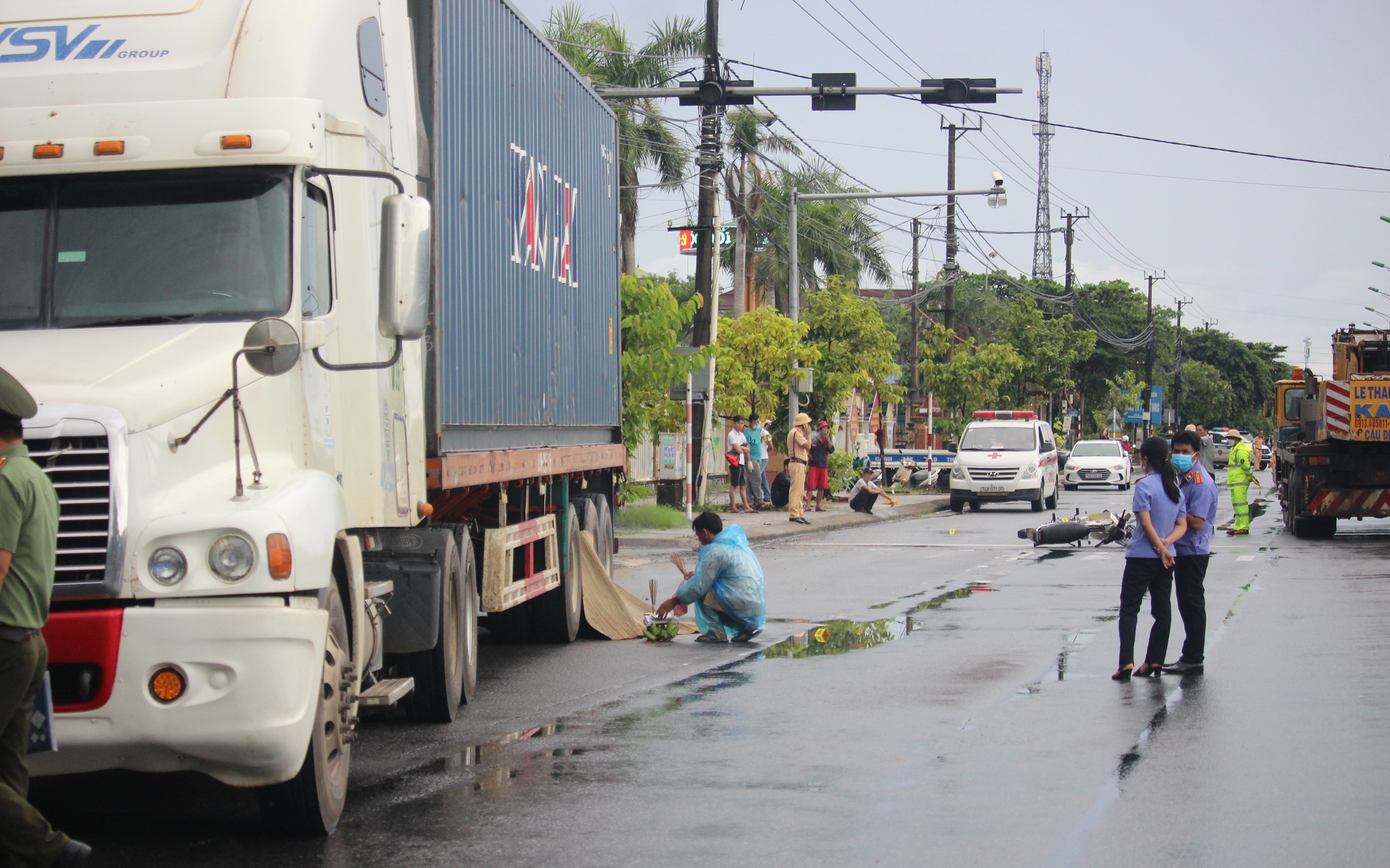 &Ocirc; t&ocirc; đầu k&eacute;o đ&acirc;m xe m&aacute;y tr&ecirc;n QL1 qua Quảng Trị, người phụ nữ tử vong thương t&acirc;m