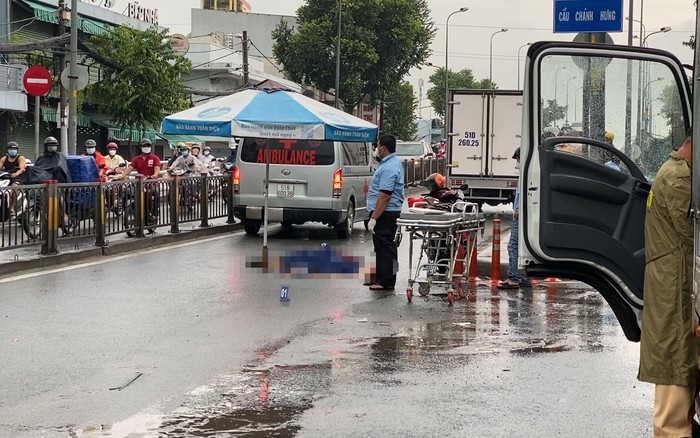 C&ocirc;ng an t&igrave;m nh&acirc;n chứng vụ người đi bộ tr&ecirc;n đường Phạm H&ugrave;ng nghi bị TNGT tử vong - Ảnh 1.