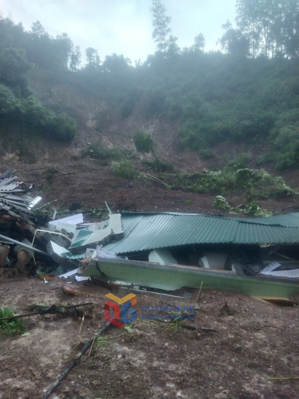 Mưa lớn làm sạt lở nhà dân, chia cắt tuyến đường liên xã ở Quảng Ninh - Ảnh 1. Mưa lớn làm sạt lở nhà dân, chia cắt tuyến đường liên xã ở Quảng Ninh - Ảnh 1.