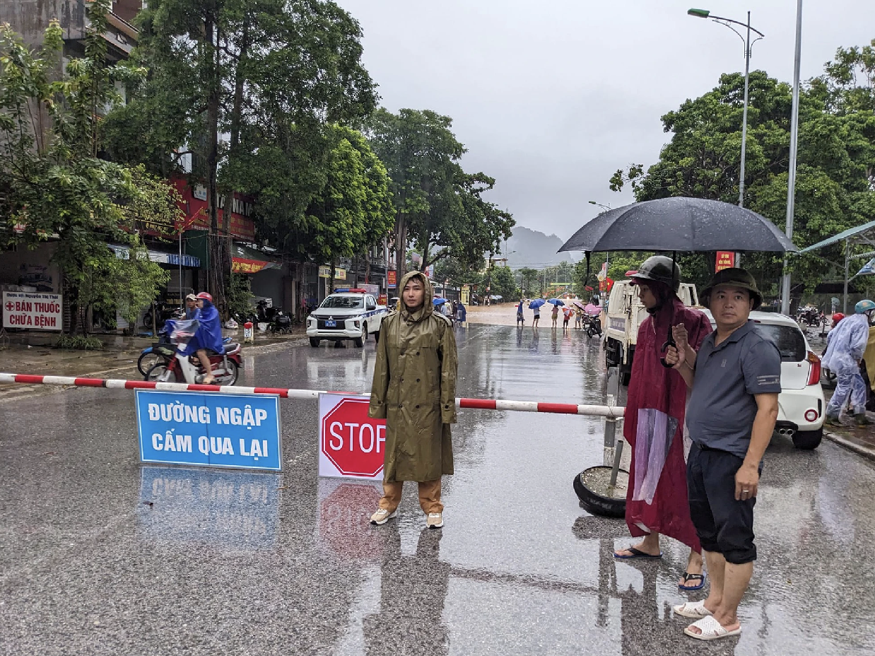Thủ tướng chỉ đạo tập trung ứng ph&oacute; v&agrave; khắc phục hậu quả mưa lũ - Ảnh 1.