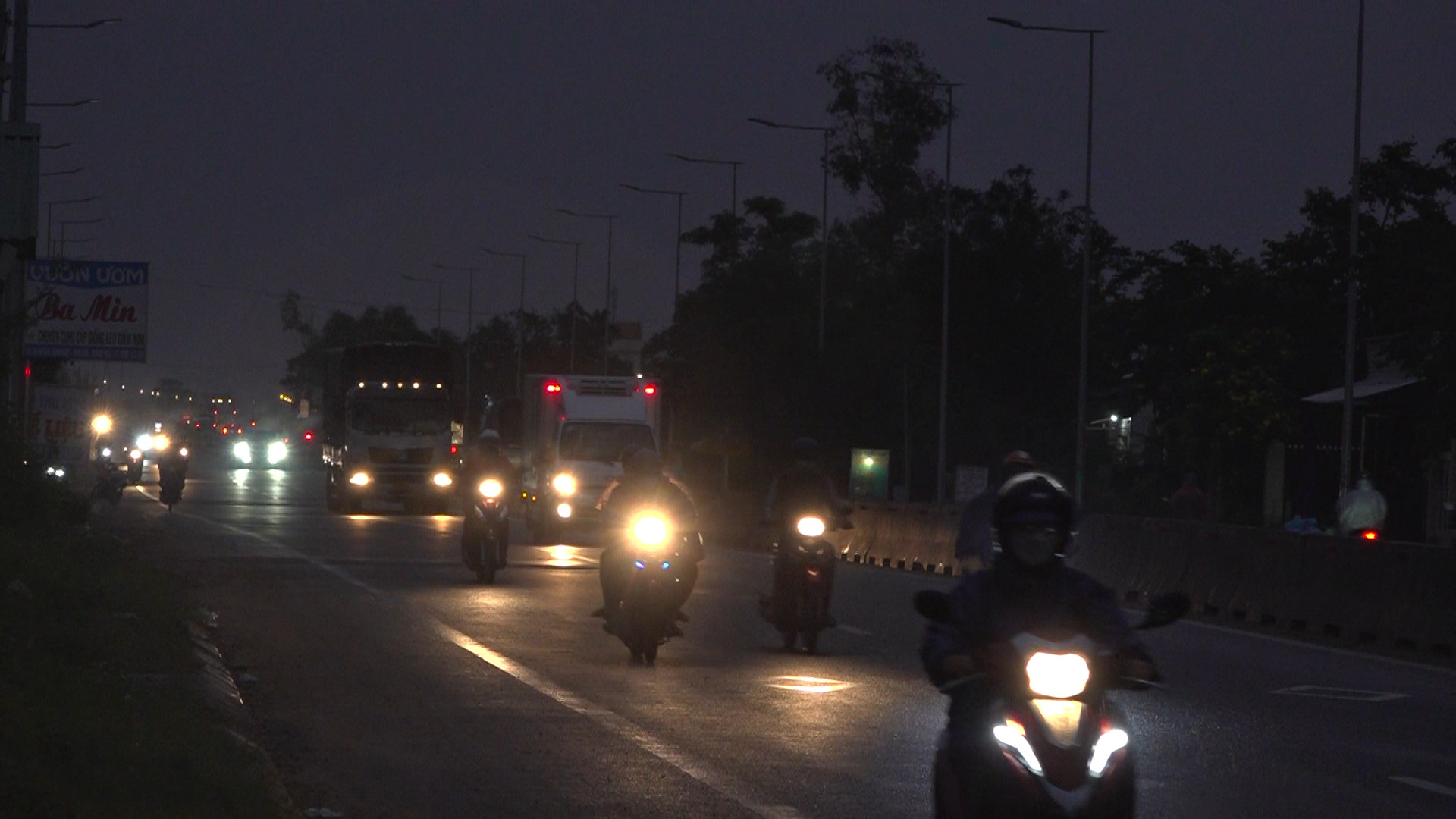 Cử tri Quảng Ng&atilde;i "than thở" hạ tầng giao th&ocirc;ng xuống cấp, nỗi lo tai nạn - Ảnh 3.