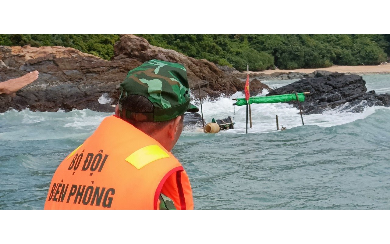 Đắm t&agrave;u ở biển C&ocirc; T&ocirc;, ba ngư d&acirc;n được bộ đội bi&ecirc;n ph&ograve;ng cứu sống