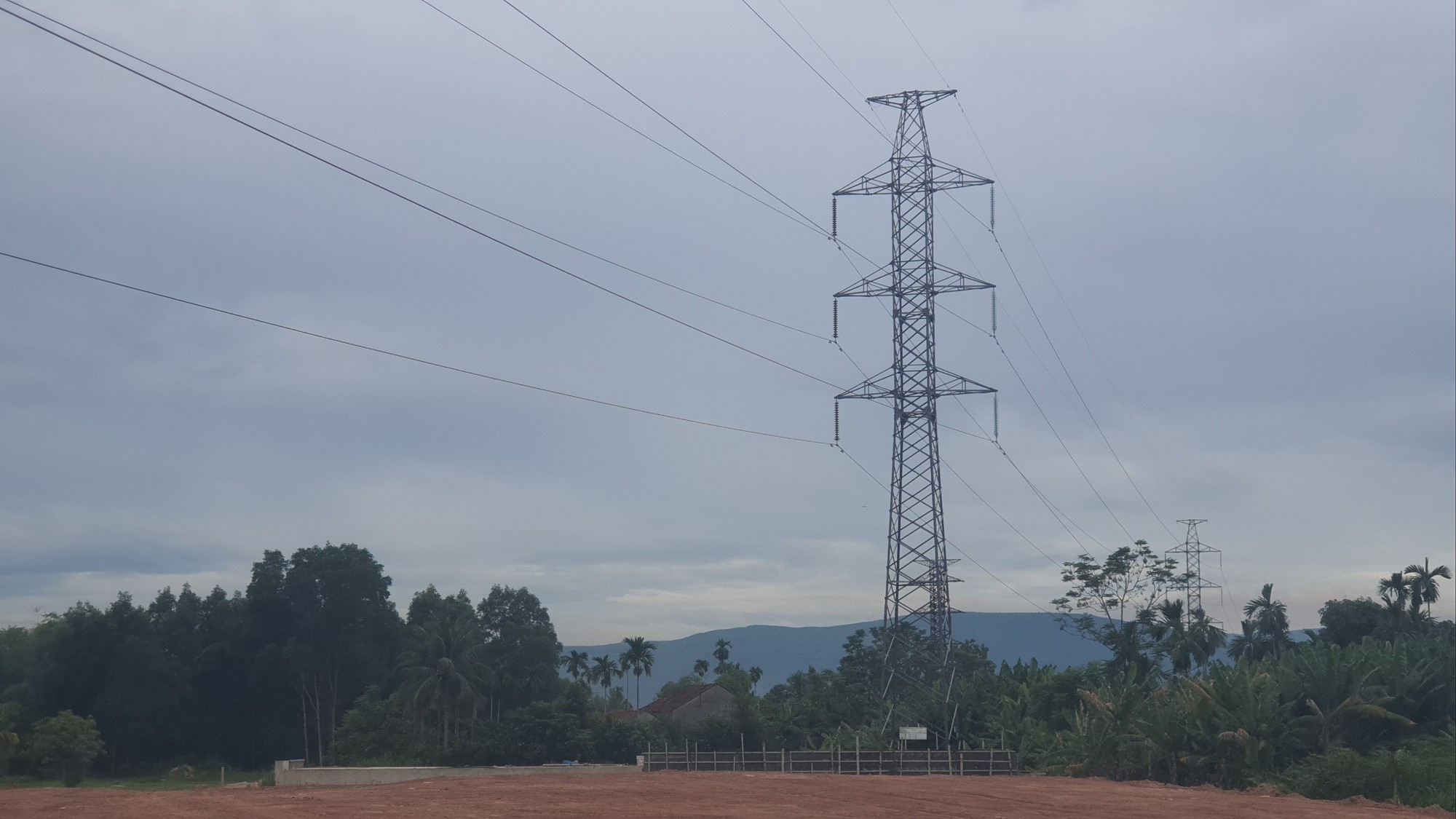 C&ocirc;ng tr&igrave;nh hạ tầng kỹ thuật chưa di dời cản tiến độ dự &aacute;n cao tốc Quảng Ng&atilde;i-Ho&agrave;i Nhơn - Ảnh 2.