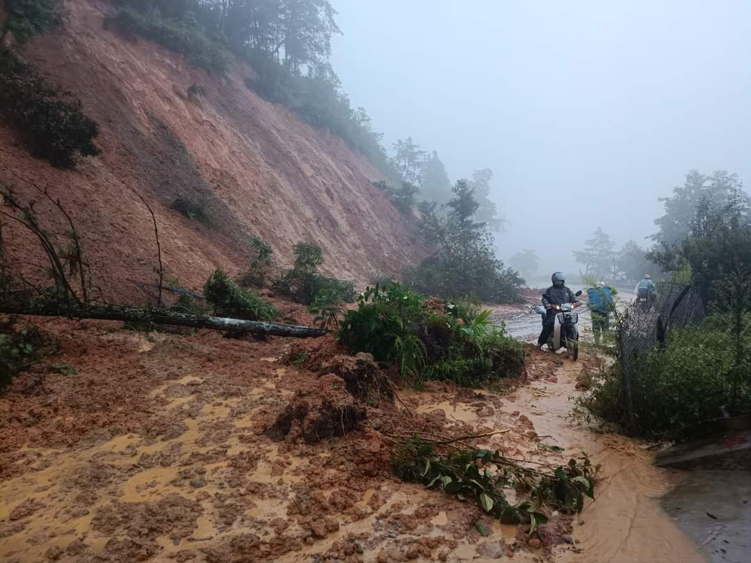 L&agrave;o Cai: Mưa lũ đ&atilde; khiến sạt lở nhiều đoạn tr&ecirc;n tuyến QL 4D g&acirc;y &aacute;ch tắc giao th&ocirc;ng - Ảnh 1.