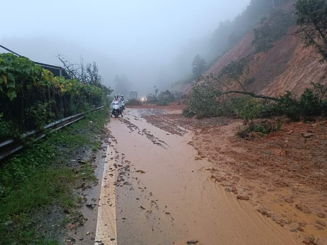 L&agrave;o Cai: Mưa lũ đ&atilde; khiến sạt lở nhiều đoạn tr&ecirc;n tuyến QL 4D g&acirc;y &aacute;ch tắc giao th&ocirc;ng - Ảnh 2.
