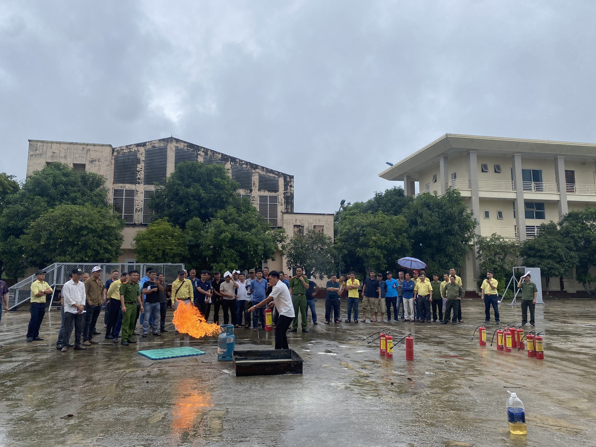 Hơn 200 t&agrave;i xế ở Nghệ An được trang bị nghiệp vụ ph&ograve;ng ch&aacute;y, chữa ch&aacute;y - Ảnh 1.