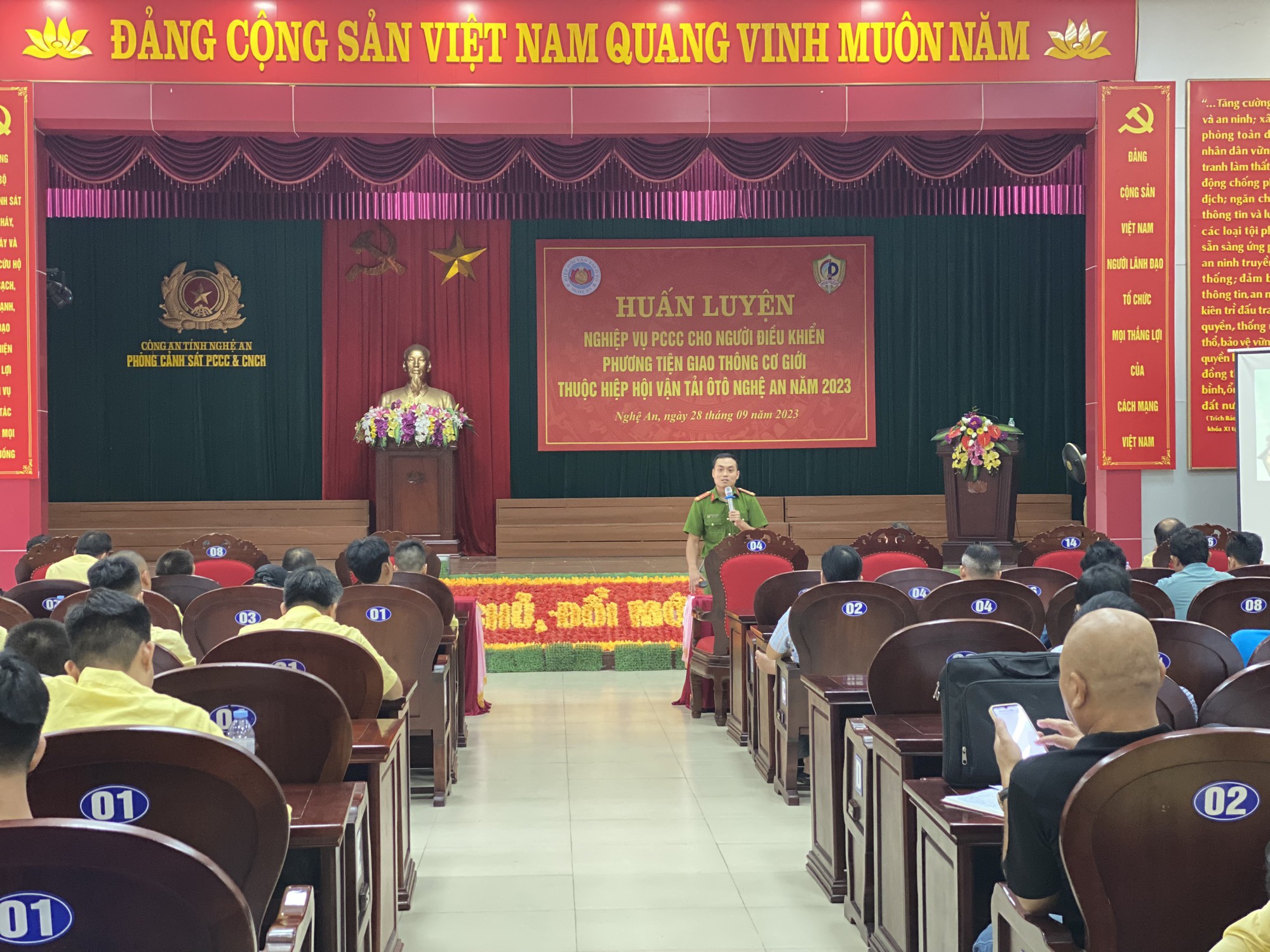 Hơn 200 t&agrave;i xế ở Nghệ An được trang bị nghiệp vụ ph&ograve;ng ch&aacute;y, chữa ch&aacute;y - Ảnh 2.