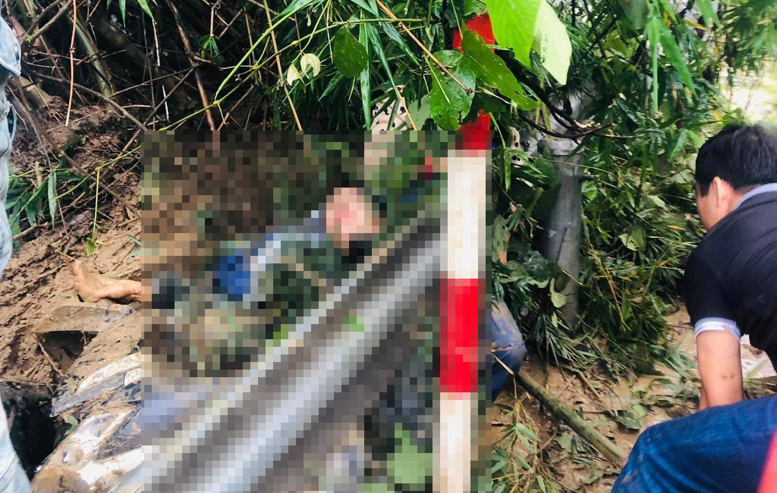 Tr&ecirc;n đường đi dạy về, hai nữ gi&aacute;o vi&ecirc;n bị đất đ&aacute; sạt lở v&ugrave;i lấp - Ảnh 1.