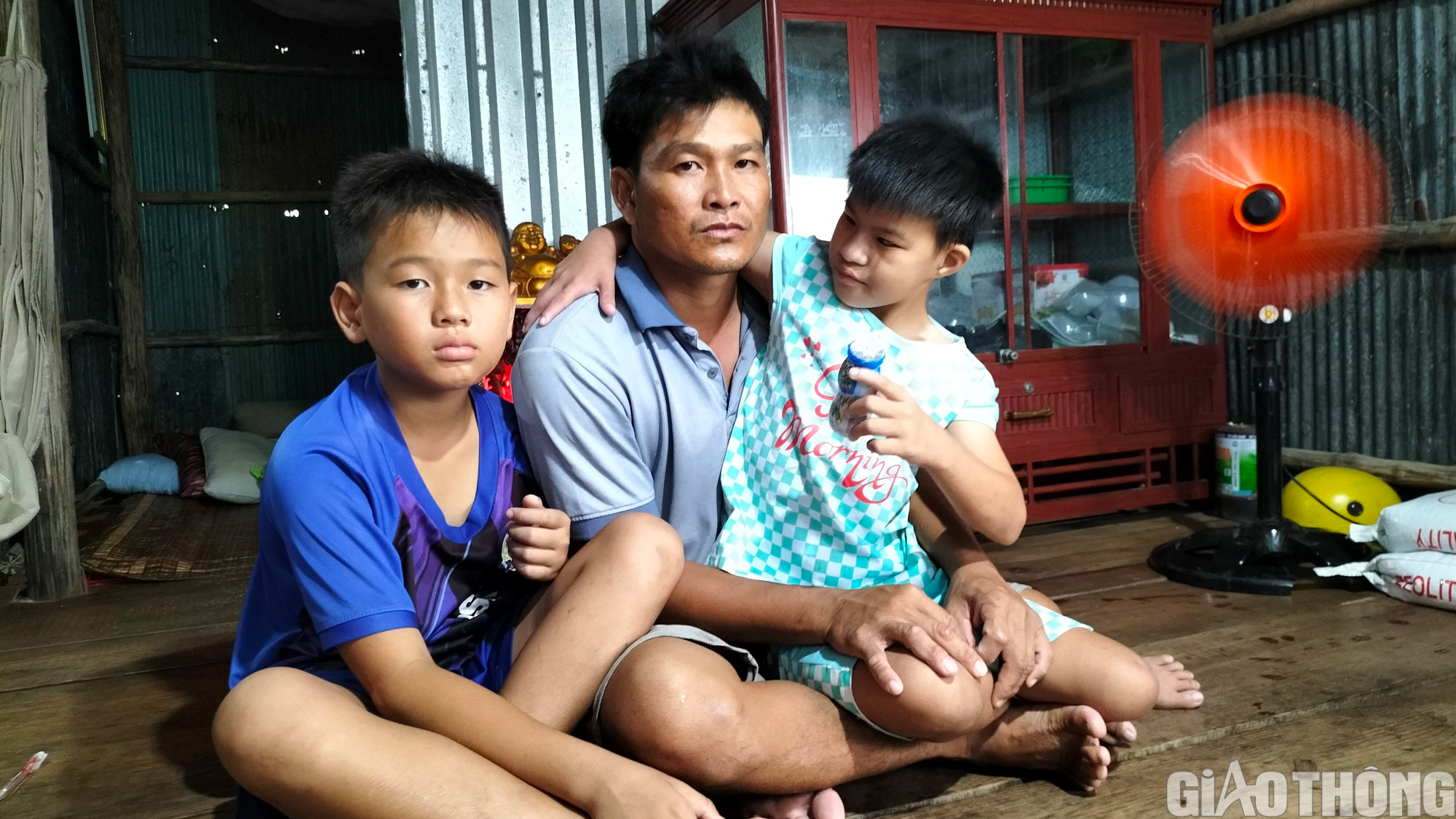 G&agrave; trống chật vật nu&ocirc;i 2 con thơ khi vợ bị tai nạn qua đời - Ảnh 1.