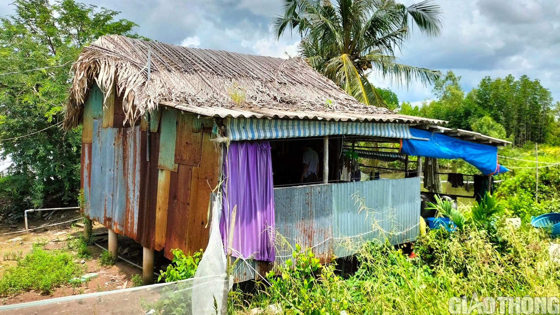 G&agrave; trống chật vật nu&ocirc;i 2 con thơ khi vợ bị tai nạn qua đời - Ảnh 4.