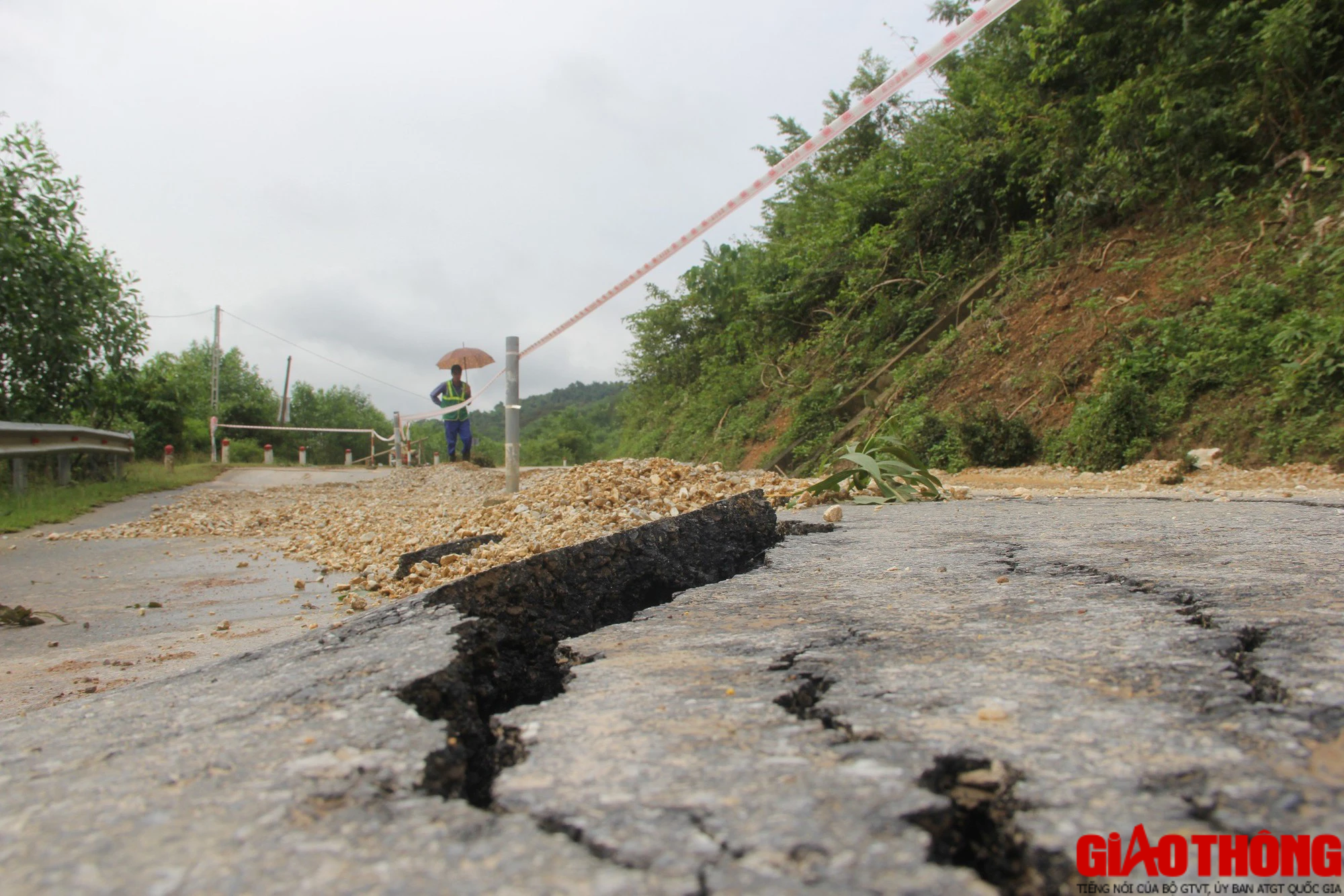 Tr&ecirc;n đường đi dạy về, hai nữ gi&aacute;o vi&ecirc;n bị đất đ&aacute; sạt lở v&ugrave;i lấp - Ảnh 2.