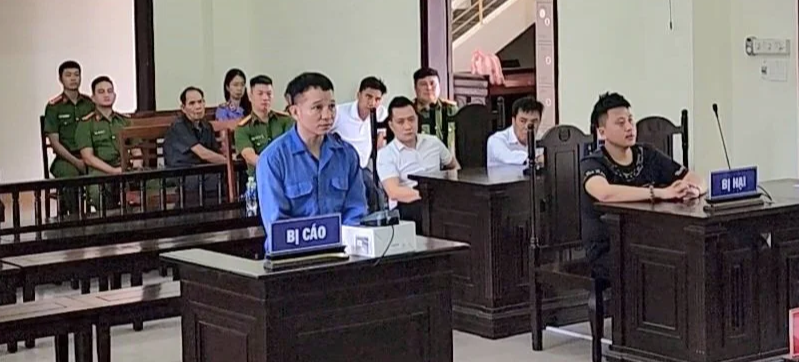 &Aacute;n t&ugrave; cho nh&oacute;m người quay clip sử dụng b&oacute;ng cười trong qu&aacute;n karaoke để tống tiền - Ảnh 1.