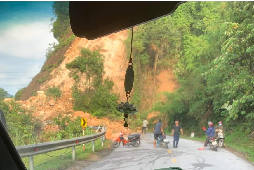 Khắc phục kịp thời điểm sạt lở g&acirc;y &aacute;ch t&aacute;c cục bộ Quốc lộ 279 nối Quảng Ninh với Bắc Giang - Ảnh 1.