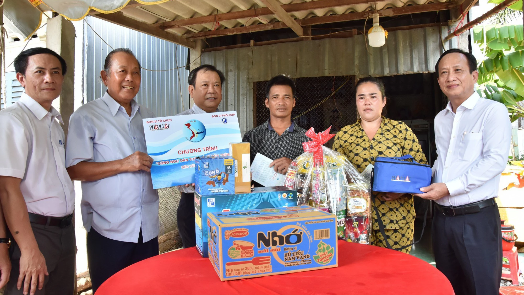 Hàng trăm phần quà trao tận tay ngư dân khó khăn ở Bạc Liêu - Ảnh 1. Hàng trăm phần quà trao tận tay ngư dân khó khăn ở Bạc Liêu - Ảnh 1.