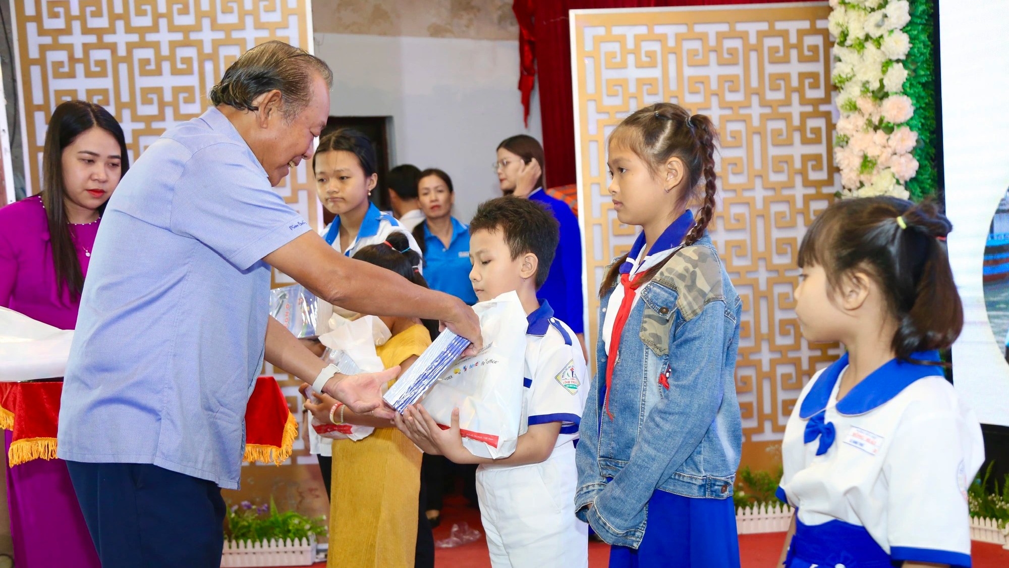 Hàng trăm phần quà trao tận tay ngư dân khó khăn ở Bạc Liêu - Ảnh 2. Hàng trăm phần quà trao tận tay ngư dân khó khăn ở Bạc Liêu - Ảnh 2.