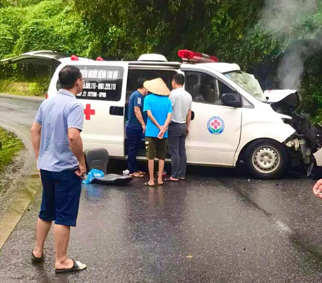 Xe cứu thương gặp TNGT, bệnh nhi 4 tuổi tử vong tại chỗ - Ảnh 2.