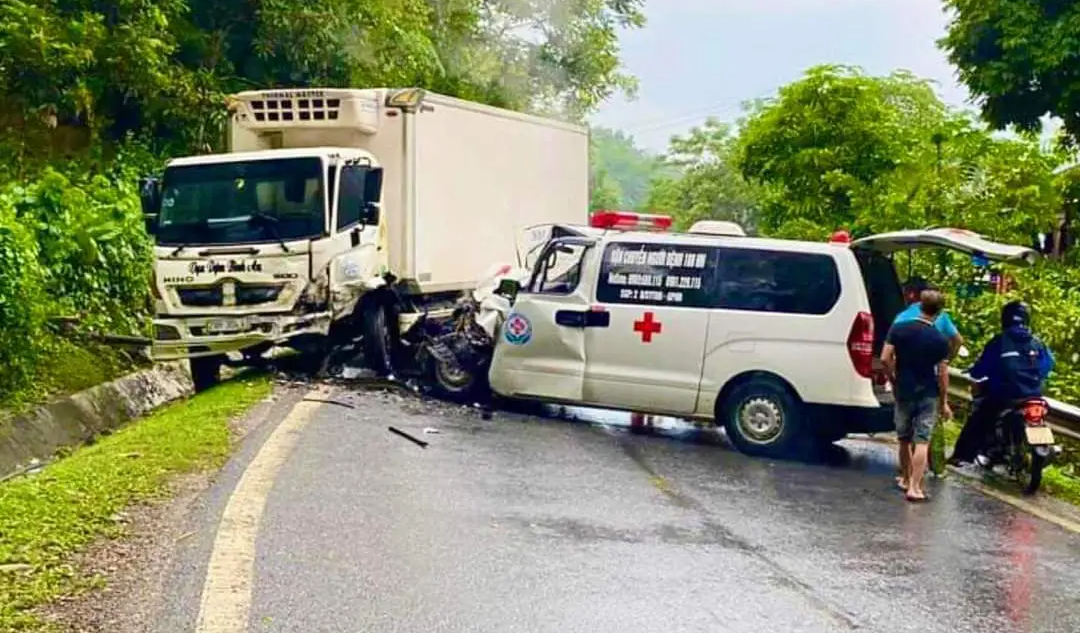 Xe cứu thương gặp TNGT, bệnh nhi 4 tuổi tử vong tại chỗ - Ảnh 1.