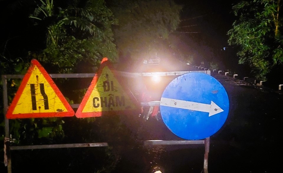&ldquo;Hố tử thần&rdquo; tr&ecirc;n đường tỉnh lộ ở Quảng Trị đ&atilde; được khắc phục ngay trong đ&ecirc;m - Ảnh 2.