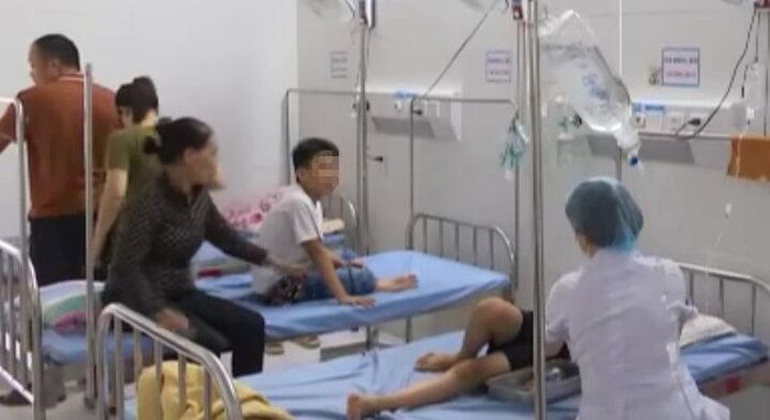 Gần 30 học sinh tiểu học ở Th&aacute;i B&igrave;nh bị ngộ độc sau bữa li&ecirc;n hoan Tết Trung thu - Ảnh 1.
