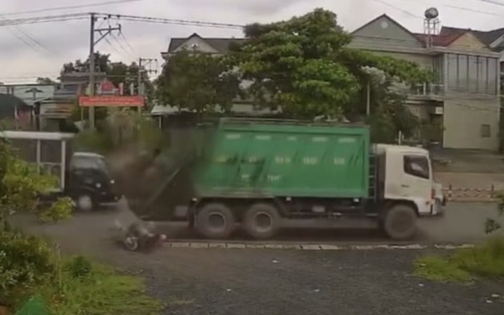 Khởi tố t&agrave;i xế xe chở r&aacute;c g&acirc;y tai nạn khiến học sinh lớp 1 tử vong