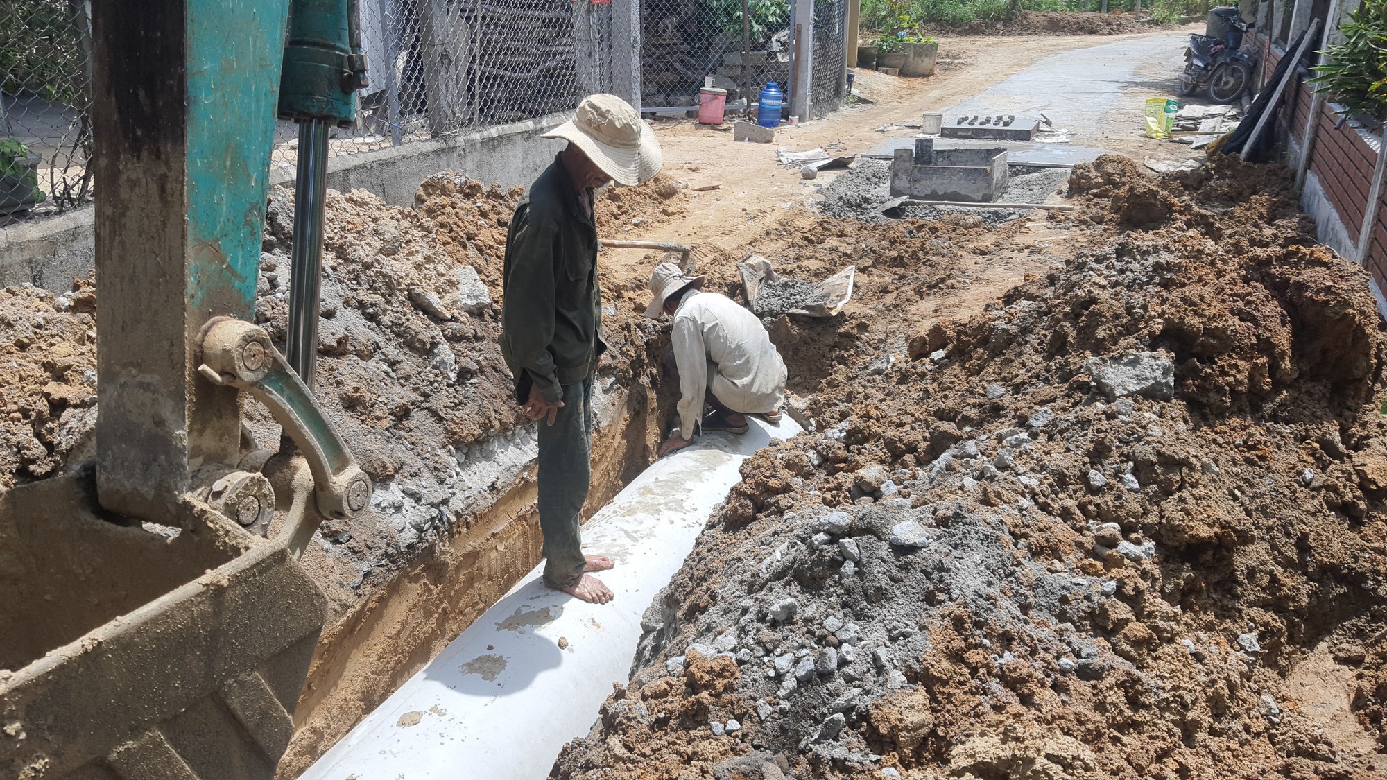 Quảng Ng&atilde;i: Thi c&ocirc;ng đường kh&ocirc;ng lu l&egrave;n, c&ocirc;ng nh&acirc;n d&ugrave;ng tay... t&ocirc; tr&aacute;t - Ảnh 2.