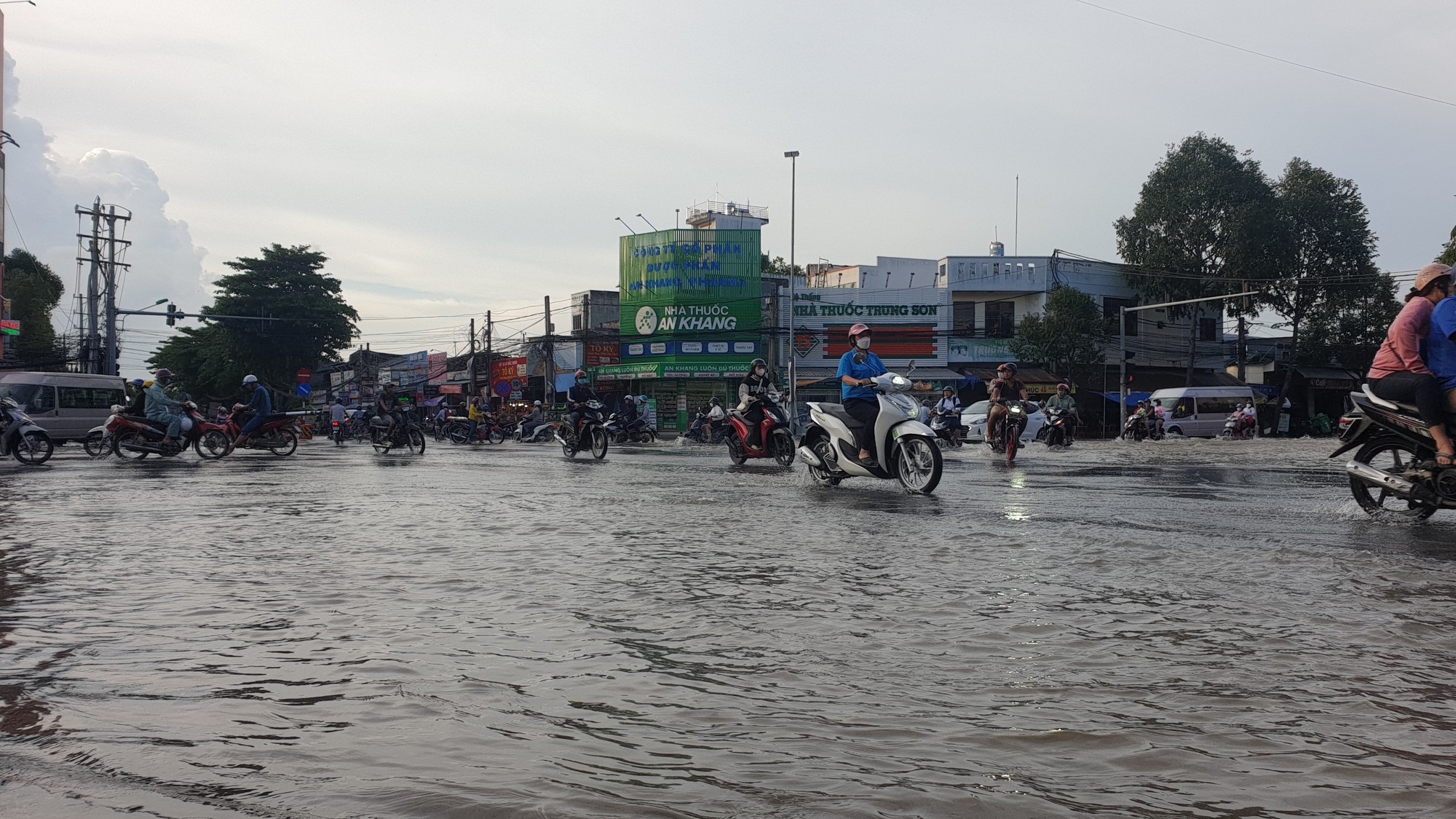 Nước s&ocirc;ng Hậu ở mức 2m, d&acirc;n Cần Thơ b&igrave; b&otilde;m đ&oacute;n triều cường - Ảnh 2.