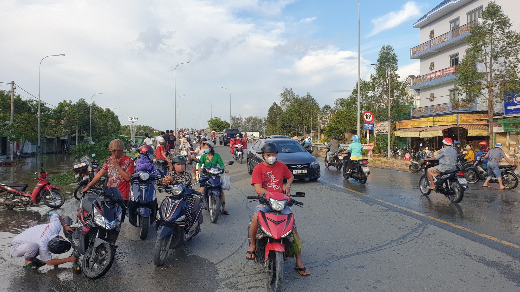 Nước s&ocirc;ng Hậu ở mức 2m, d&acirc;n Cần Thơ b&igrave; b&otilde;m đ&oacute;n triều cường - Ảnh 4.