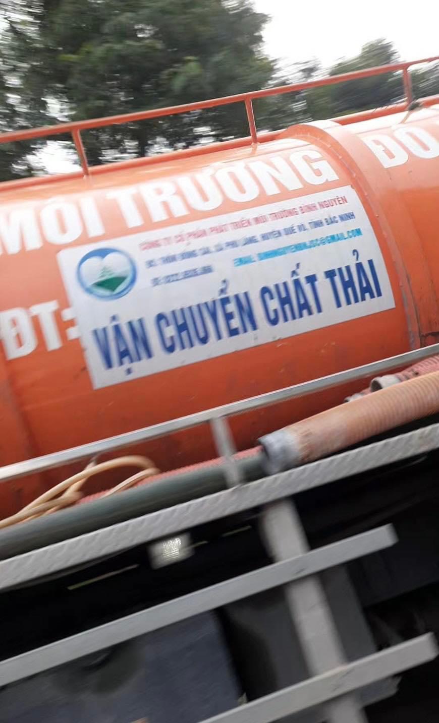 Vụ đổ chất thải nguy hại gần bi&ecirc;n giới: Doanh nghiệp sử dụng logo của đối thủ - Ảnh 2.