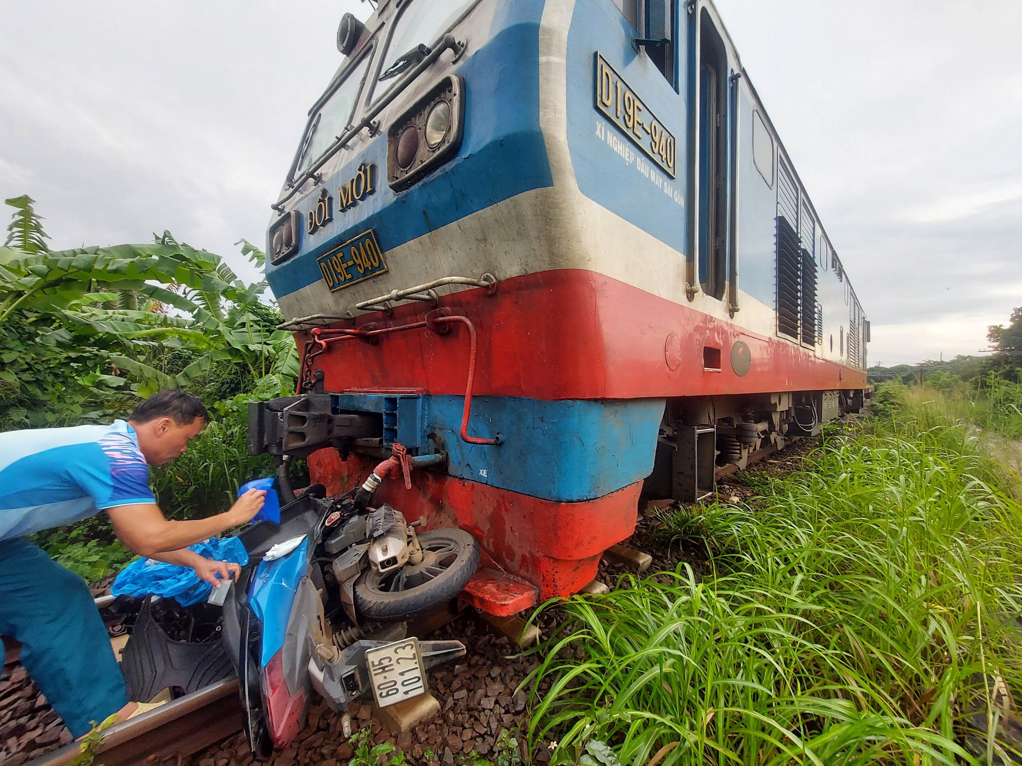 Băng qua đường sắt gần nh&agrave; ga, đ&ocirc;i nam nữ bị t&agrave;u t&ocirc;ng tử vong - Ảnh 1.