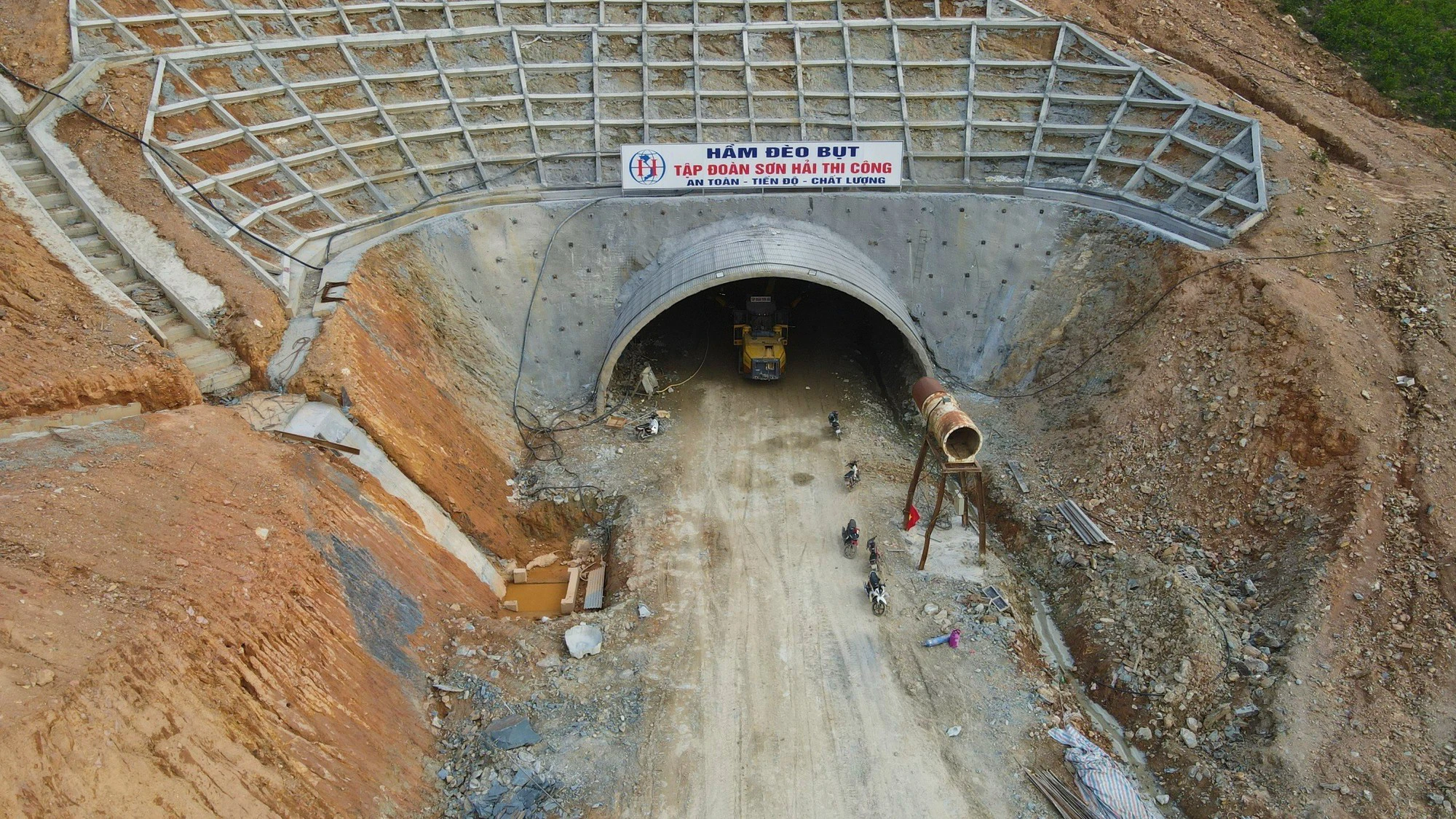 Xuy&ecirc;n lễ bạt đồi, kho&eacute;t hầm thi c&ocirc;ng cao tốc Bắc &ndash; Nam đoạn qua H&agrave; Tĩnh - Ảnh 1.