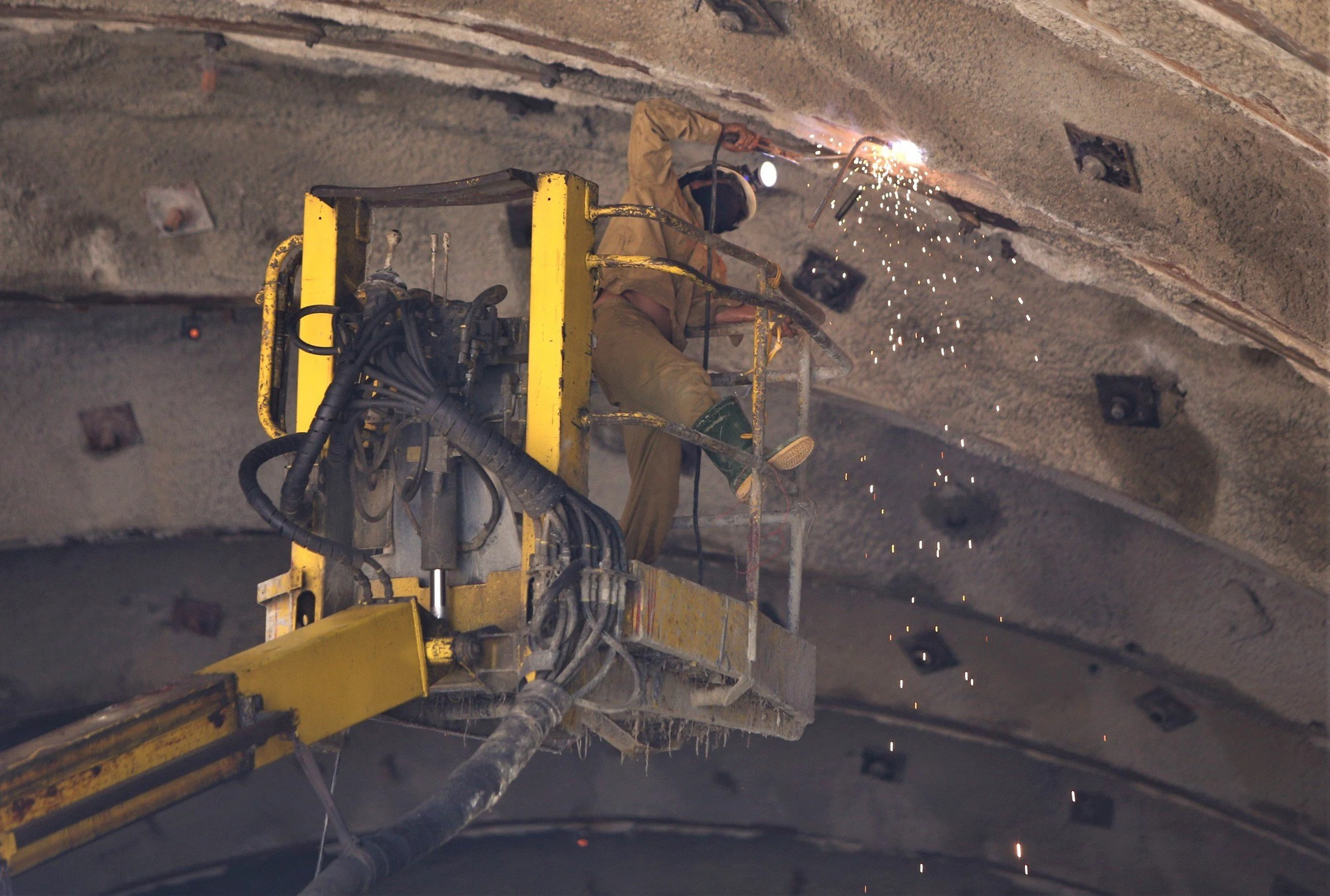 Xuy&ecirc;n lễ bạt đồi, kho&eacute;t hầm thi c&ocirc;ng cao tốc Bắc &ndash; Nam đoạn qua H&agrave; Tĩnh - Ảnh 2.