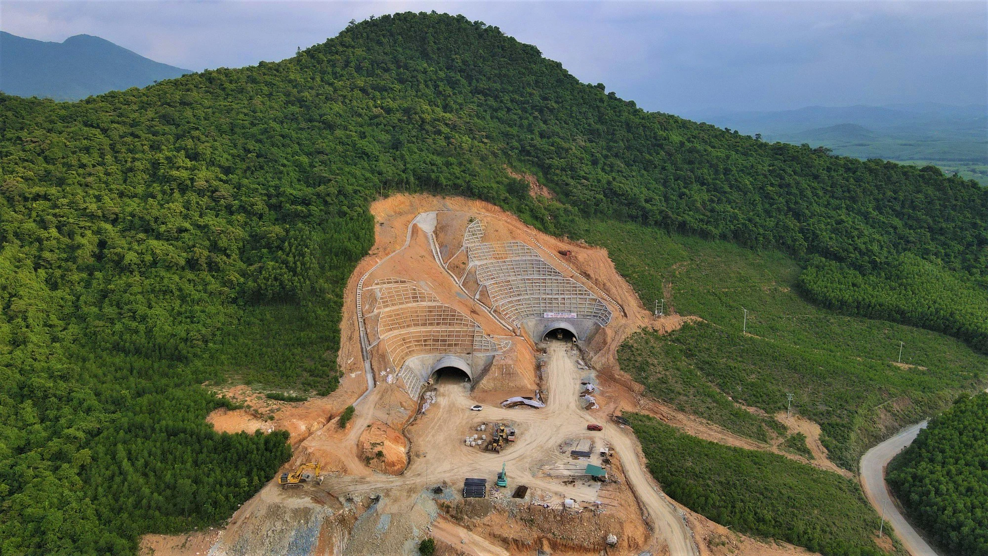 Xuy&ecirc;n lễ bạt đồi, kho&eacute;t hầm thi c&ocirc;ng cao tốc Bắc &ndash; Nam đoạn qua H&agrave; Tĩnh - Ảnh 3.