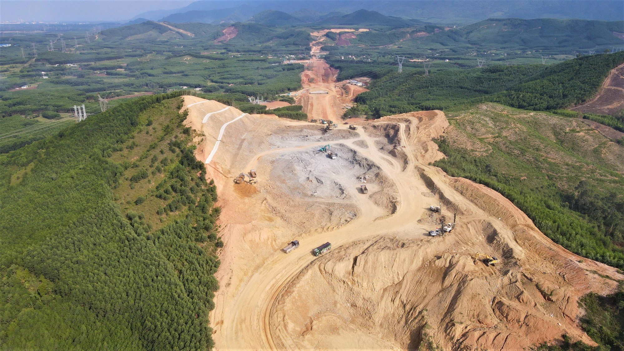 Xuy&ecirc;n lễ bạt đồi, kho&eacute;t hầm thi c&ocirc;ng cao tốc Bắc &ndash; Nam đoạn qua H&agrave; Tĩnh - Ảnh 4.