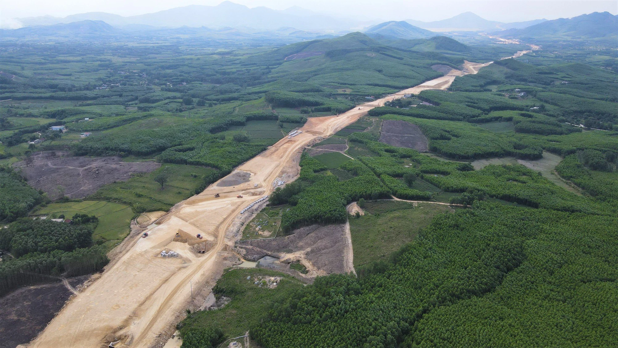 Xuy&ecirc;n lễ bạt đồi, kho&eacute;t hầm thi c&ocirc;ng cao tốc Bắc &ndash; Nam đoạn qua H&agrave; Tĩnh - Ảnh 5.