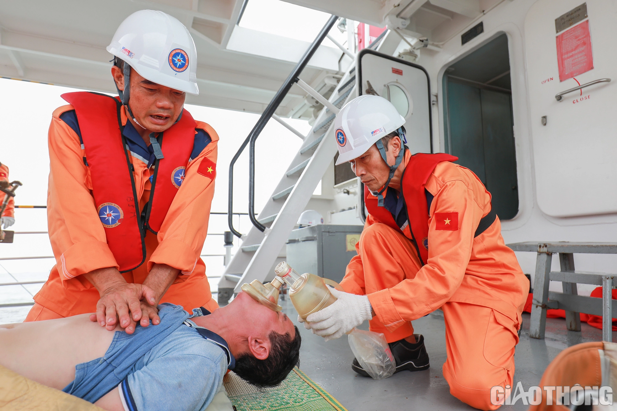 Chuyện nghề b&aacute;c sĩ tr&ecirc;n t&agrave;u cứu nạn - Ảnh 5.