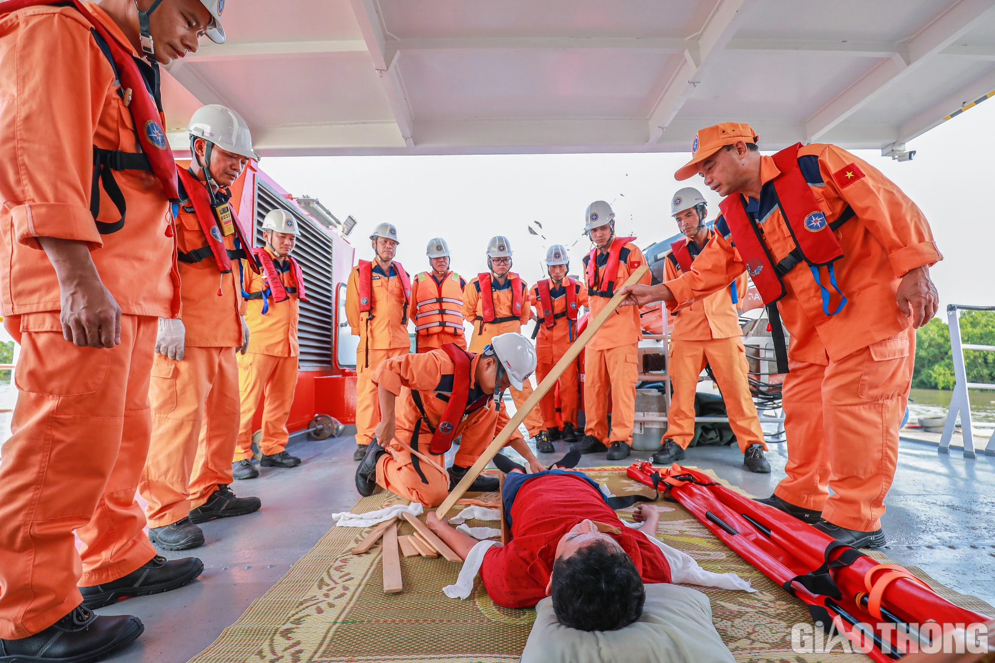 Chuyện nghề b&aacute;c sĩ tr&ecirc;n t&agrave;u cứu nạn - Ảnh 6.