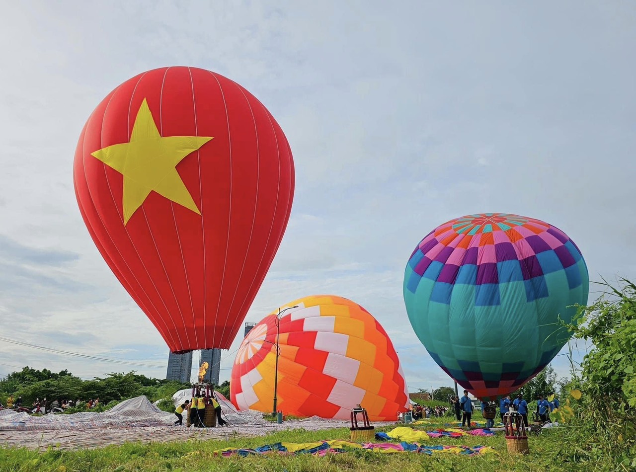 Tới bờ s&ocirc;ng S&agrave;i G&ograve;n xem khinh kh&iacute; cầu đầy m&agrave;u sắc bay tr&ecirc;n bầu trời - Ảnh 1.