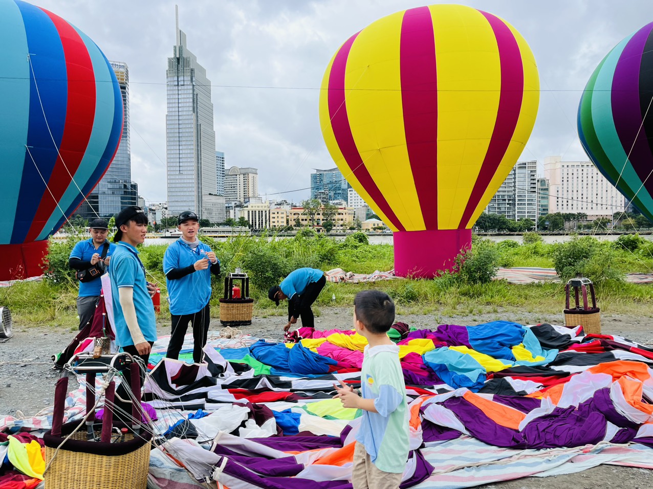 Tới bờ s&ocirc;ng S&agrave;i G&ograve;n xem khinh kh&iacute; cầu đầy m&agrave;u sắc bay tr&ecirc;n bầu trời - Ảnh 2.