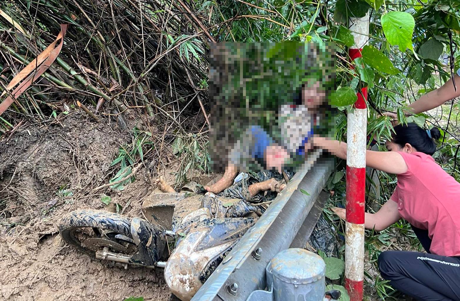 C&ocirc; gi&aacute;o kể lại gi&acirc;y ph&uacute;t đất đ&aacute; tr&ecirc;n n&uacute;i sạt xuồng, v&ugrave;i lấp cả người lẫn xe - Ảnh 2.