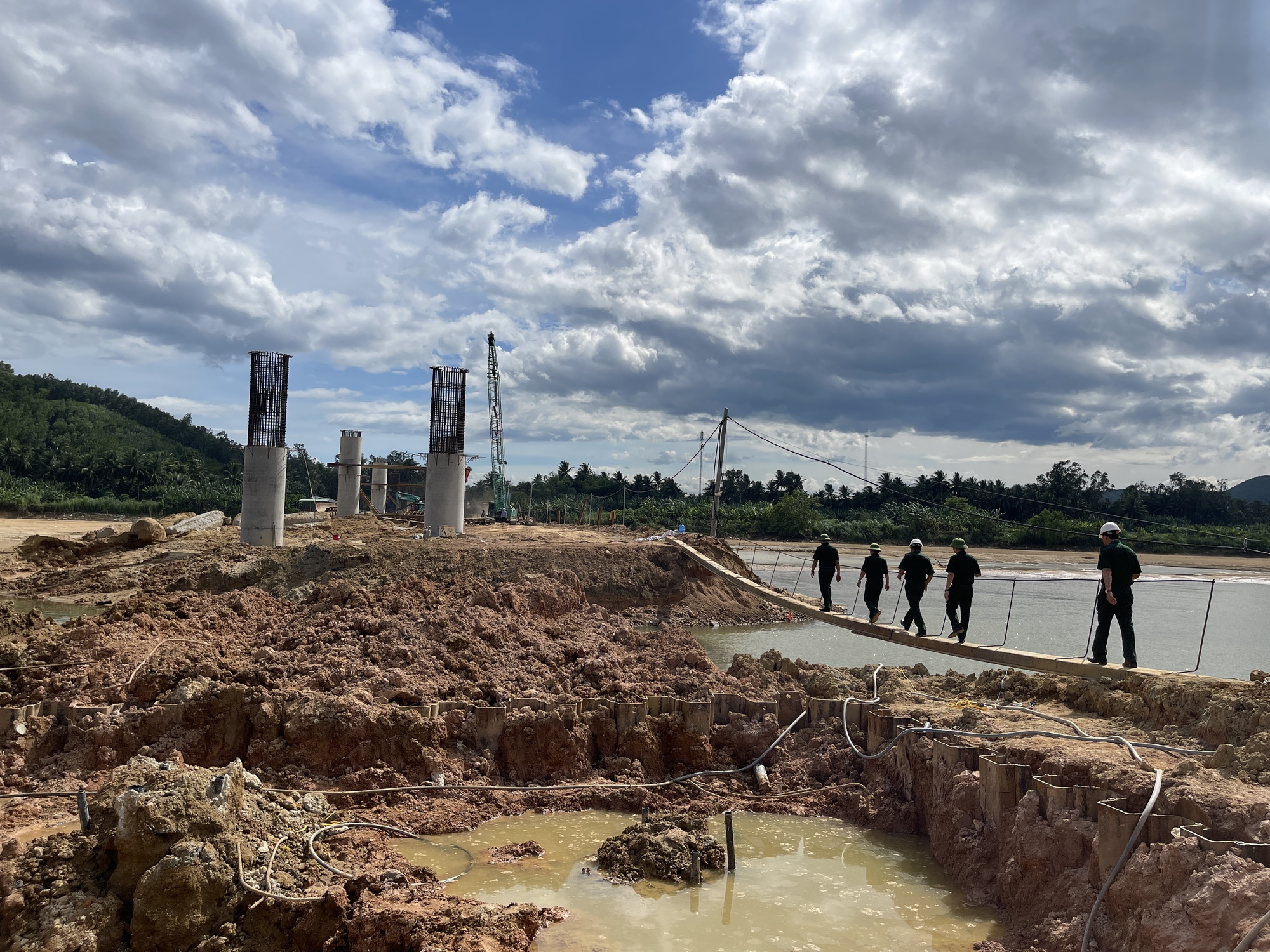 Dồn lực thi c&ocirc;ng nhiều hạng mục quan trọng tr&ecirc;n cao tốc Ho&agrave;i Nhơn - Quy Nhơn trước m&ugrave;a mưa - Ảnh 1.