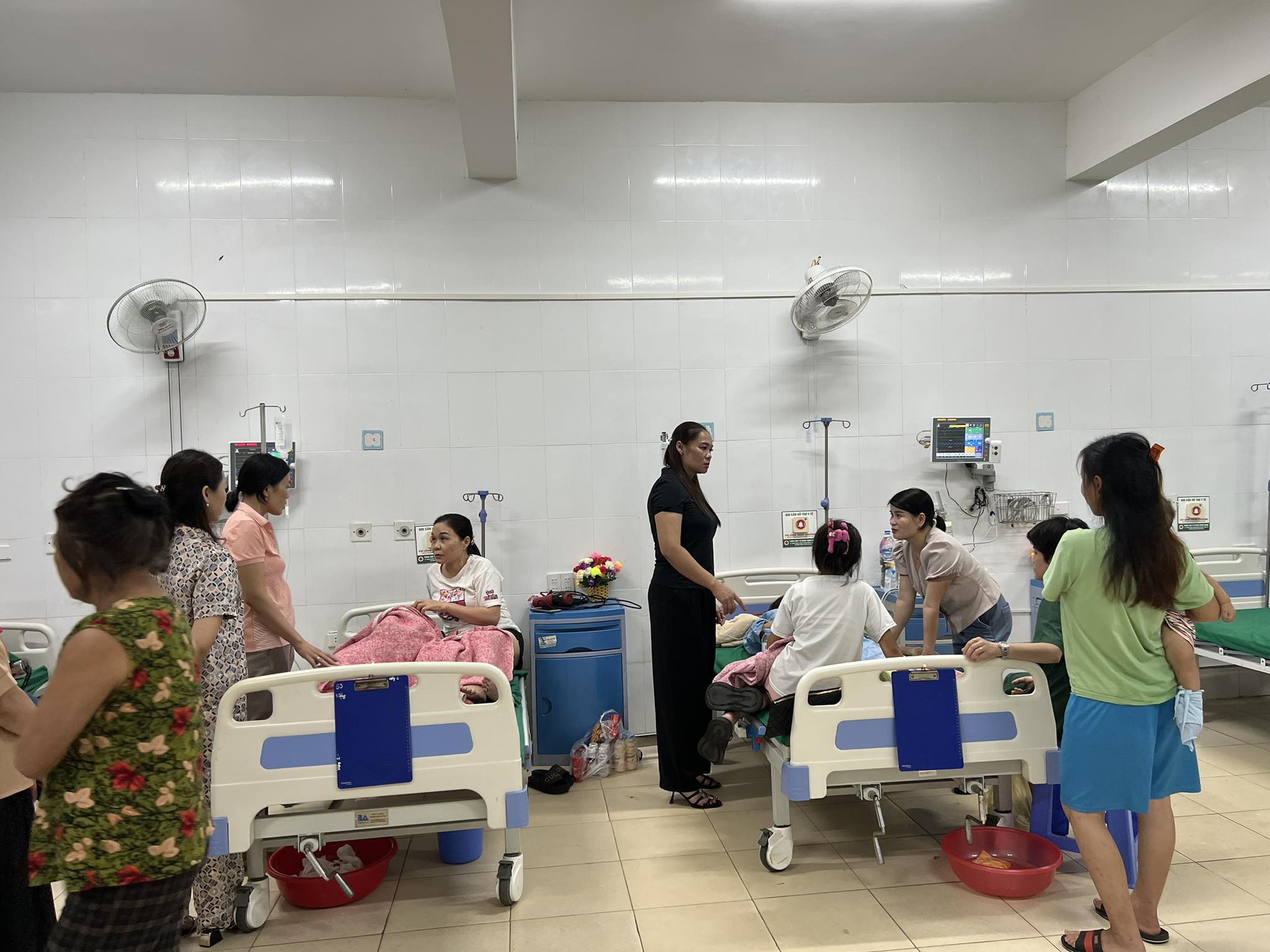 C&ocirc; gi&aacute;o kể lại gi&acirc;y ph&uacute;t đất đ&aacute; tr&ecirc;n n&uacute;i sạt xuồng, v&ugrave;i lấp cả người lẫn xe - Ảnh 1.