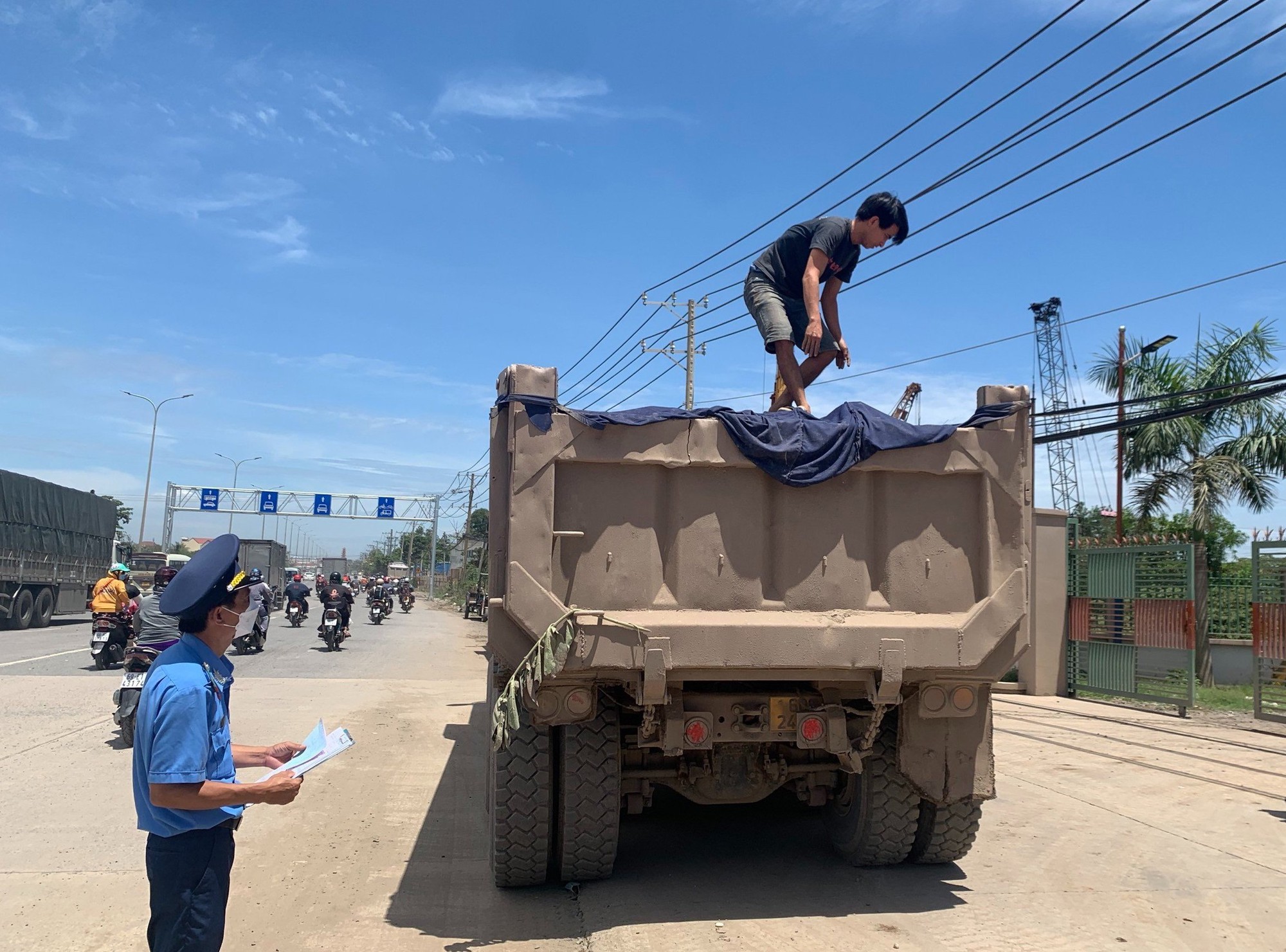 &ldquo;Mắt thần&rdquo; xuất hiện, t&agrave;i xế nhẹ ch&acirc;n ga, chở đ&uacute;ng tải trọng - Ảnh 1.